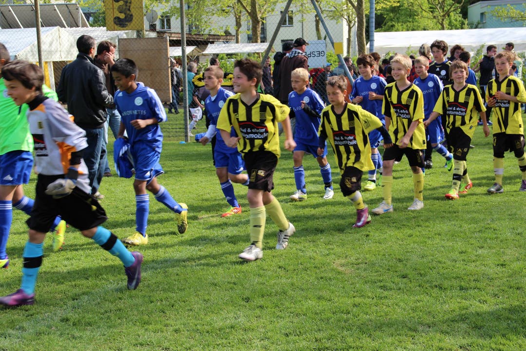 Einmarsch der Finalisten Concordia Basel U11 in blau und BSC Old Boys Ea in gelb