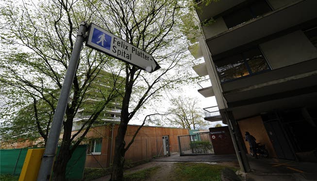 Das Felix-Platter-Spital (links) erhält neue Nachbarn: Ins alte Personalhaus (r.) ziehen Flüchtlinge ein.jun