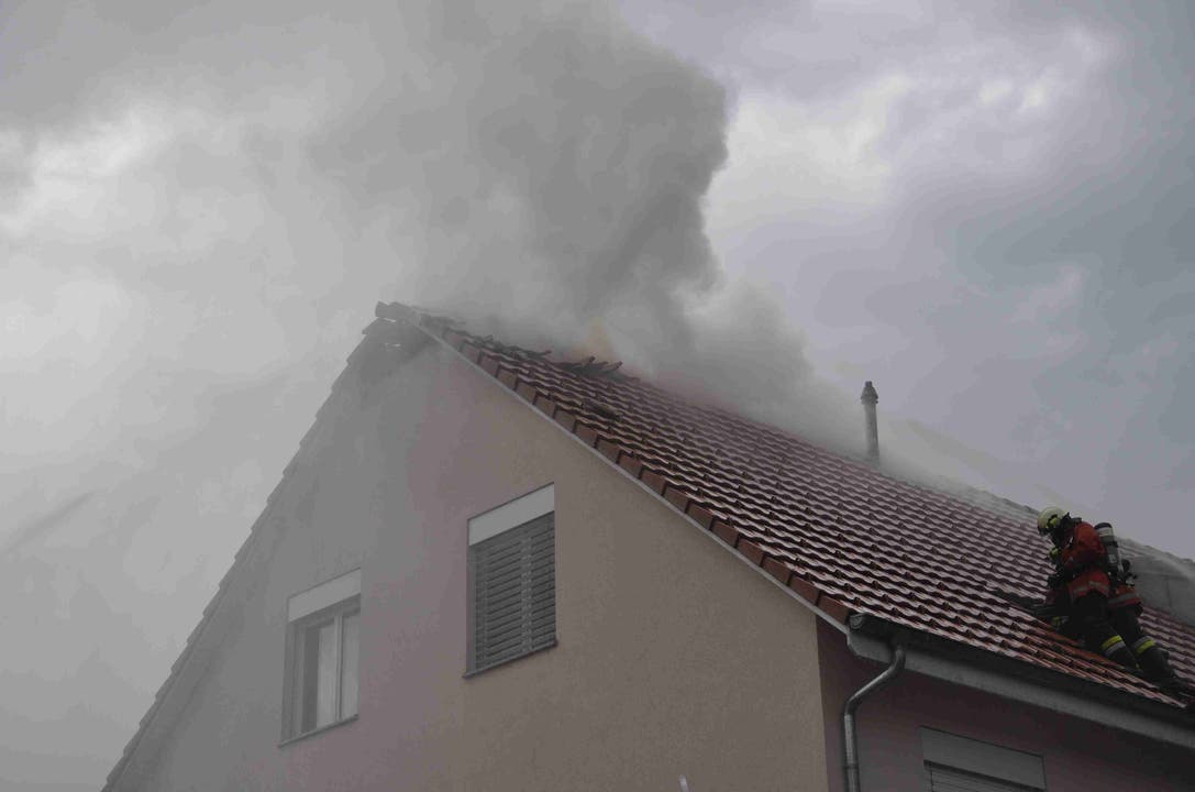 Reiheneinfamilienhaus in Rodersdorf fängt wegen Blitzeinschlag Feuer