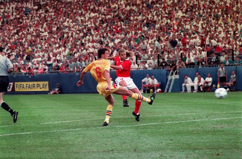 Alain Sutter schiesst an der Fussball-Weltmeisterschaft 1994 in den USA den Führungstreffer gegen Rumänien