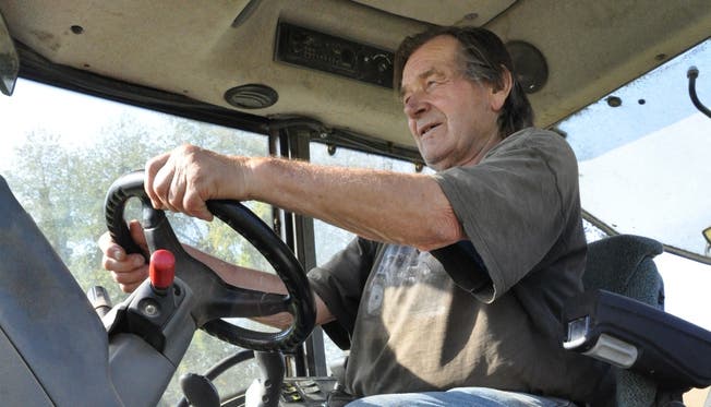 Peter Frauchiger fährt noch heute Traktor auf dem Feld – bis seine Fahrzeuge eingezogen werden.