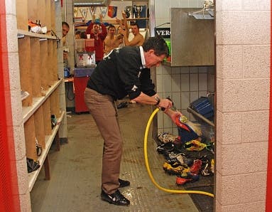 So ein Spass: Roland Hasler putzt die Schuhe – die Spieler gröhlen. zvg