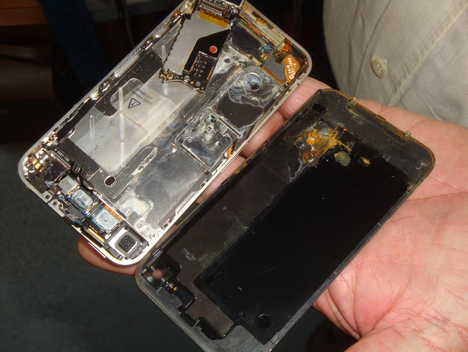 Dieses iPhone kam mit Salzwasser in Berührung. Im Innern rostet es bereits.