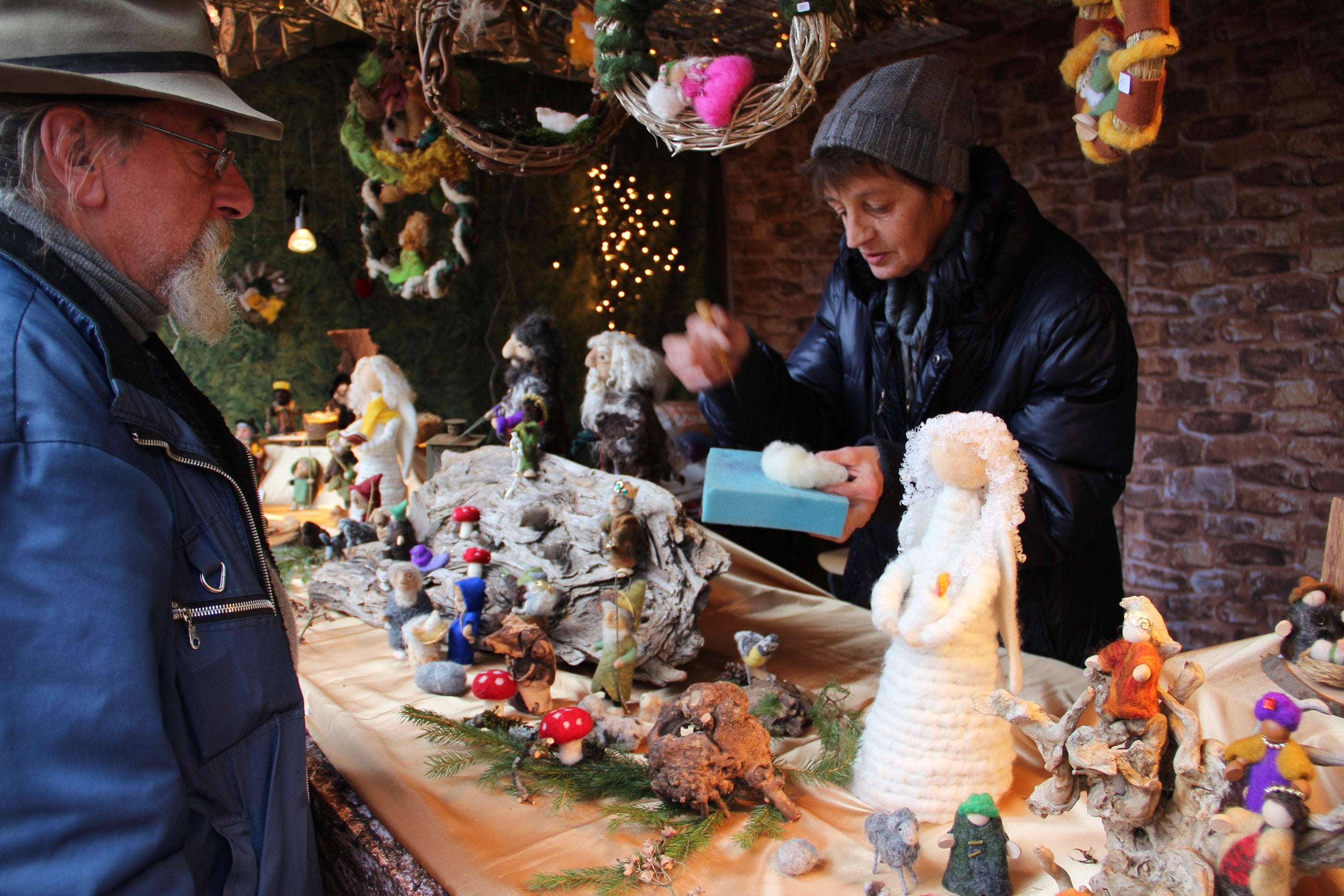 Brugg - Brugger Weihnachtsmarkt mit Zuckerwatte und Würsten
