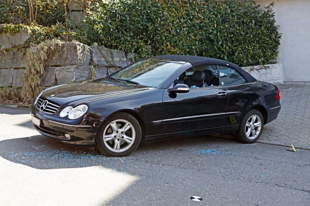 Die Frau wollte in diesem Mercedes wegfahren, und wurde dann durch das Auto hindurch angeschossen IBilder: Newspictures)