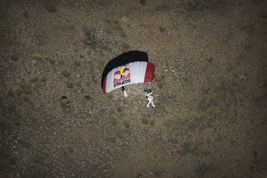 Felix Baumgartner landet in der Wüste