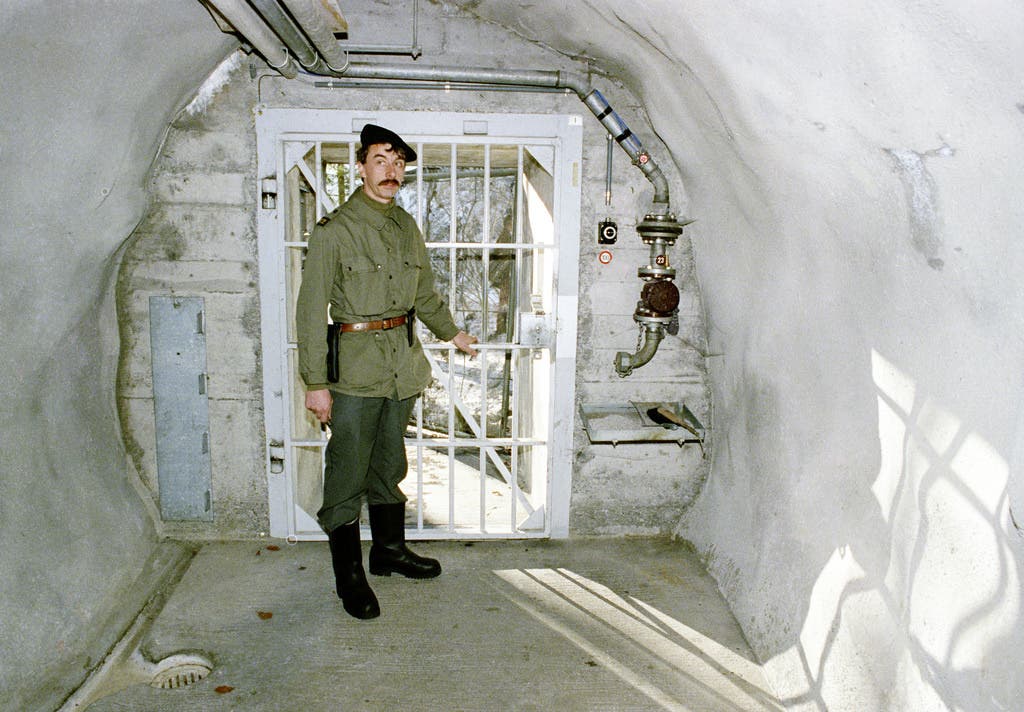  Ein Soldat steht anlässlich einer Presseführung zur Information über die Geheimarmee P-26 beim Eingang der unterirdischen Bunkeranlage bei Gstaad im Berner Oberland, aufgenommen am 7. Dezember 1990. Der Stützpunkt diente der Geheimorganisation als Waffenlager und Ausbildungsanlage.