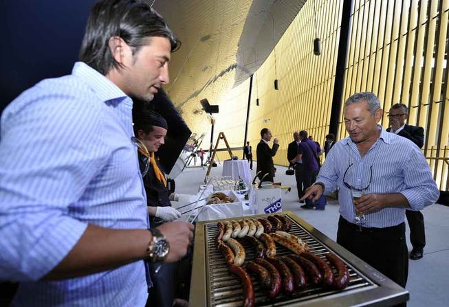 Investor Sawiris lässt sich von Trainer Yakin ein Wurst servieren
