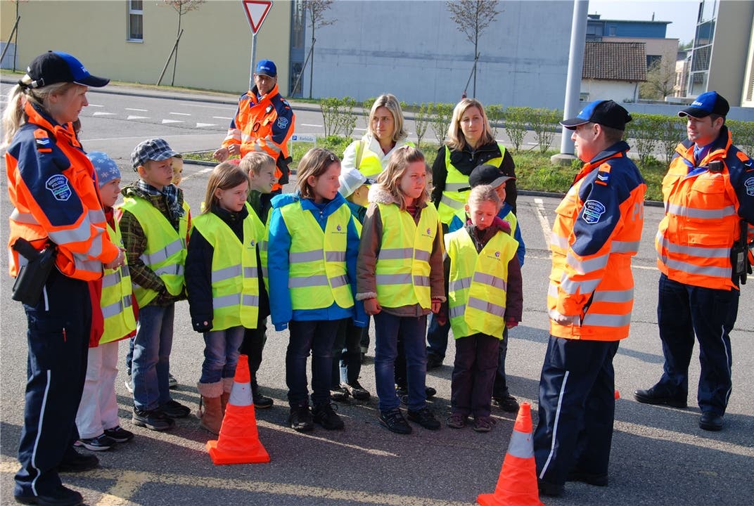 Ferienpass: 15 Kinder aus Mägenwil durften mit der Polizei Ausweise kontrollieren