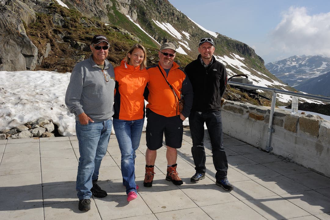 Das Team von «SF bi de Lüt - Hüttengeschichten» zusammen mit einem Aufrichtegast auf der Terrasse