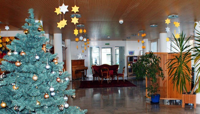 Weihnachtlich geschmückte Foyers in Alters- und Pflegeheimen wie in der Rheinfelder Lindenstrasse. ach