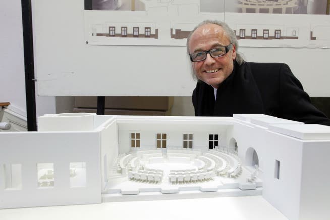 Archtiekt Guido Kummer vor dem Modell für den Kantonsratssaal