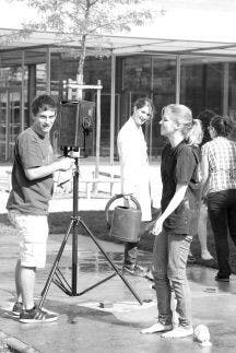 Schülerinnen und Schüler der Kantonsschule Baden beim Aufstellen eines Filmsets