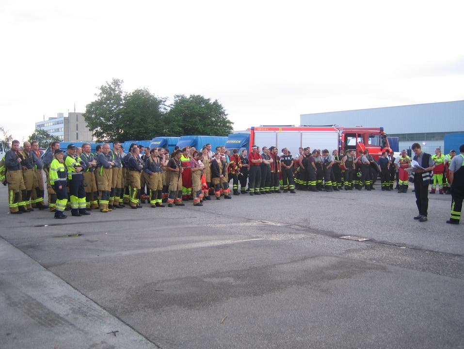 Insgesamt waren über 100 Personen aus den Feuerwehren Möhlin-Zeiningen, Magden, Rheinfelden, Frick, die Chemiewehr DSM Sisseln und BASF Kaisten an der Übung beteiligt.