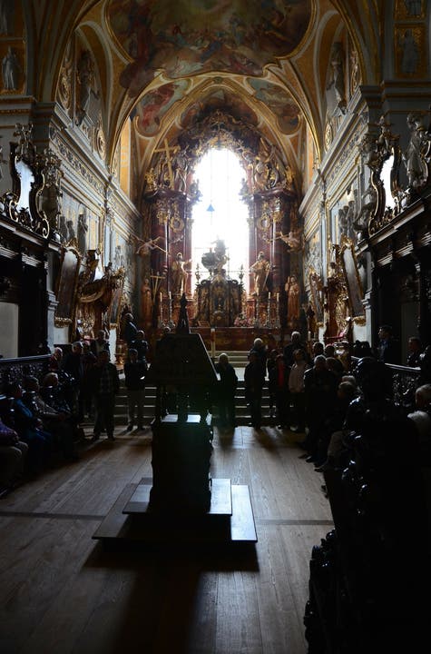 Blick durchs Chorgestühl ins Sanktuarium, in der Mitte die Lesekanzel aus dem Jahre 1613, wo sich der Vorsänger die Graduale und Manuale zur Lesung vorbereitet hatte.