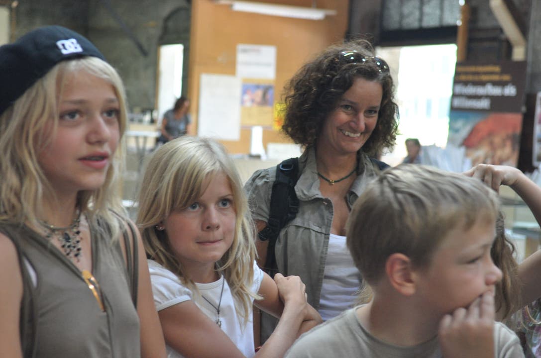 Auch Schulleiterin Silvia Hak begleitet die Kinder nach Glarus