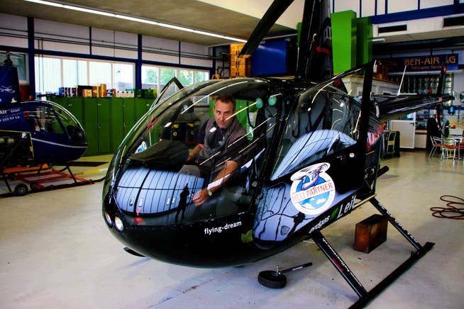 Thomas Burger kontrolliert in einem Helikopter die Avionics-Geräte. ler