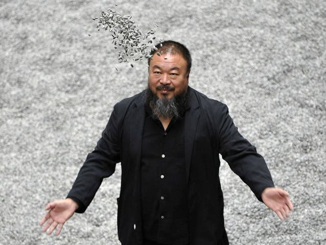 Ai Weiwei spielt mit seiner Kunstinstallation "Sunflower Seeds" in London (Archiv)