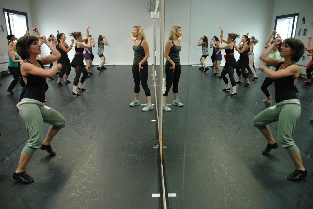 Tanzlehrerin Jill Gorrie gibt Anweisungen