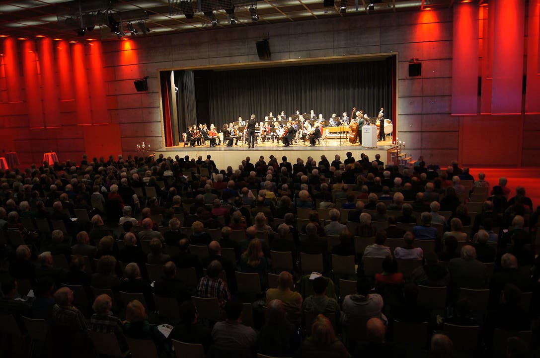 Das Collegium Musicum Urdorf spielte in der vollen Dietiker Stadthalle