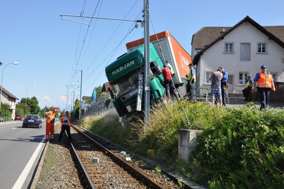 Bildstrecke Spektakularer Unfall Eines Lastwagens In Beinwil Am See