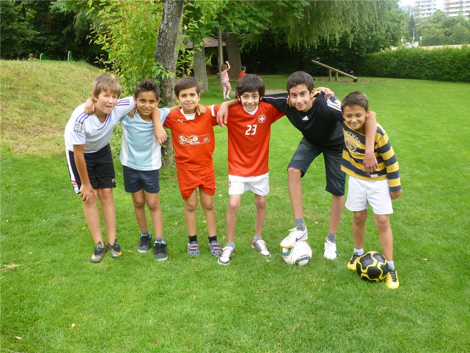 Adam, Denis, Albi, Anas, Illias und Yasser sind begeisterte Fussballer und sind gerne im Lingeriz zu Hause.