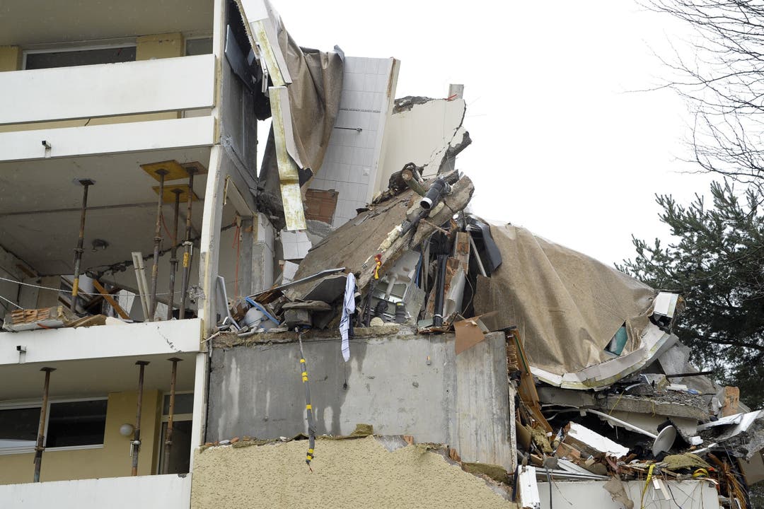 Aufräumarbeiten einen Tag nach der verheerenden Explosion in einem Mehrfamilienhaus in Pratteln