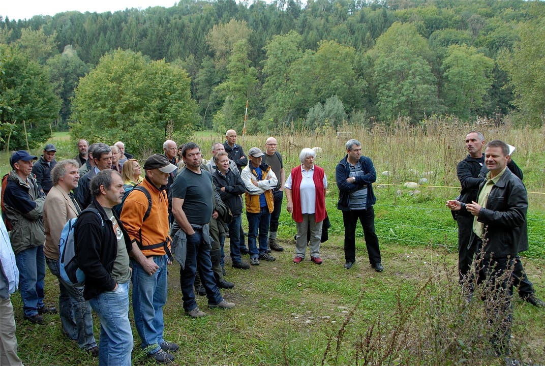 Gemeinderat Meinrad Keller (re), Präsident der Landschaftsentwicklungskommisison Döttingen,führt die Tagungsteilnehmer auf Exkursionsrunde