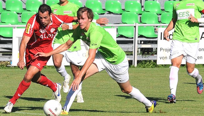 Der Neo-Wangner Paulo Vogt (links) zieht gegen den Solothurner Silvan Büchli durch und erzielt das 1:0.