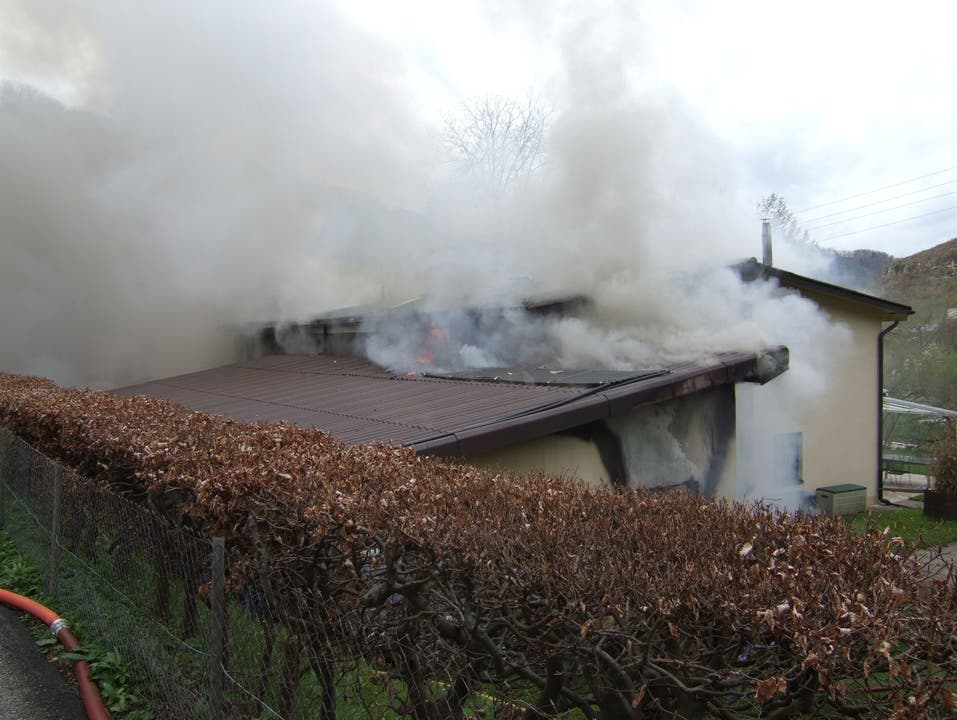 Ein Werkstatt-Brand beschädigte ein Haus in Duggingen schwer