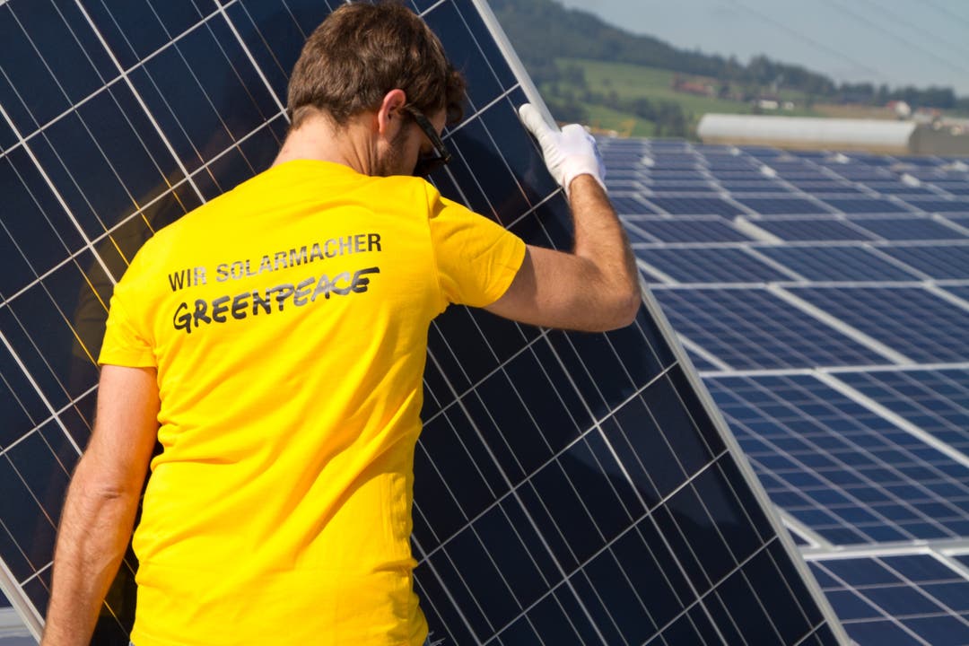 Bei der Montage der Solarpanels auf der Ferrohalle B in Wohlen halfen auch freiwillige «Solarmacher» von Greenpeace mit