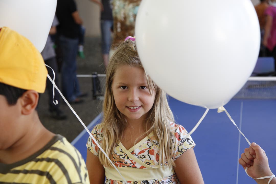 Zum Schulanfang lassen die Kinder im Schulhaus Flumenthal Ballone steigen