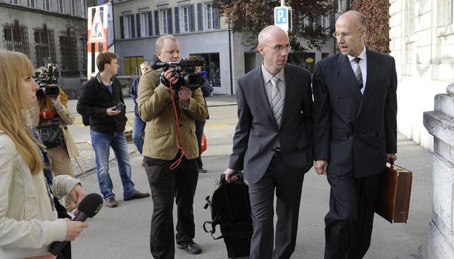Pius Buchmann (ganz rechts), Verteidiger von Patric S., auf dem Weg ins Gericht (Bild von vergangener Woche)