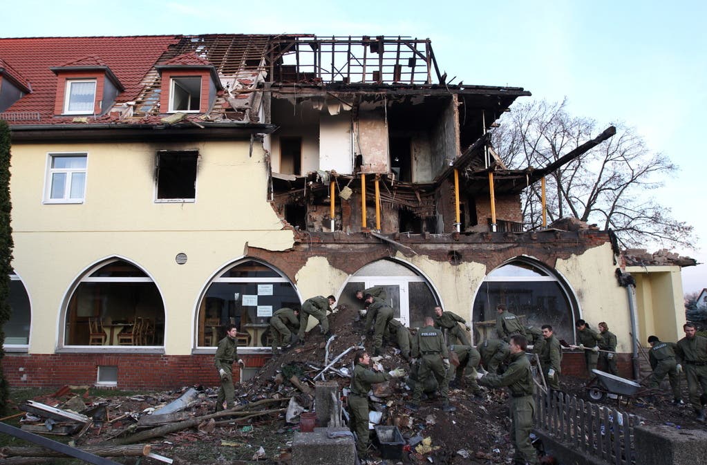 Die Auflösung des Falles: Polizisten untersuchen am 9. November das explodierte Haus in Zwickau
