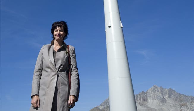 «Die Erneuerbare»: Energieministerin Doris Leuthard vor einer Windanlage auf dem Nufenen. BOTT/key