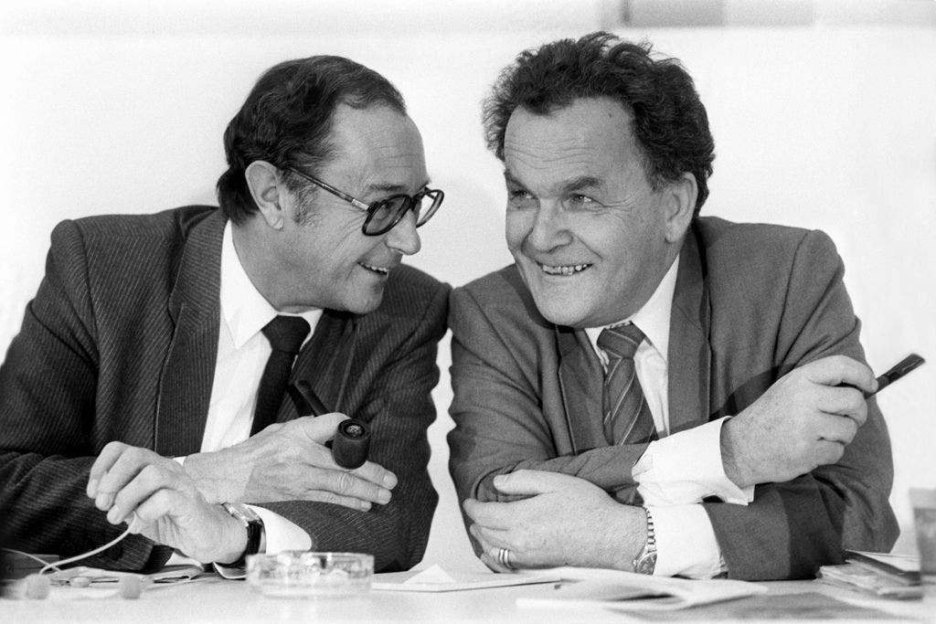 Bundesräte Pierre Aubert und Otto Stich im Gespräch