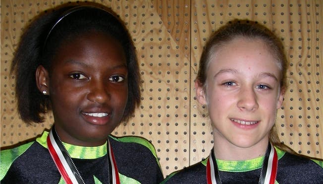 Savannah Kiarie (links, 3. Rang) und Elena Orsi (2. Rang) durften in ihren Kategorien eine Medaille entgegennehmen. ZVG