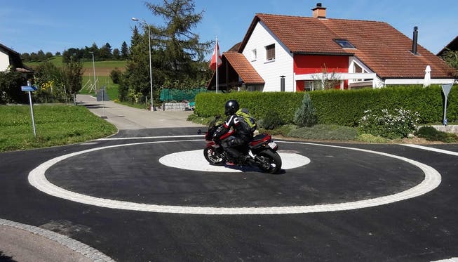 Die Aufbordung auf der Kreuzung Rüestelweg/Gänsackerweg in Gipf-Oberfrick ist kein Kreisel. chr