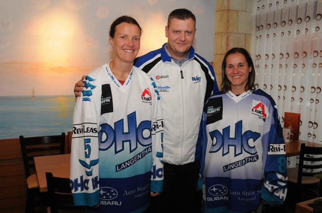 Sportchef Thomas Jau bei der Präsentation der beiden neuen Spielerinnen des Damenhockeyklubs Langenthal. Lolita Andrisevska (Tor, links) und Iveta Koka (Sturm) sind zurzeit in ihrer Heimat in den Ferien. zvg