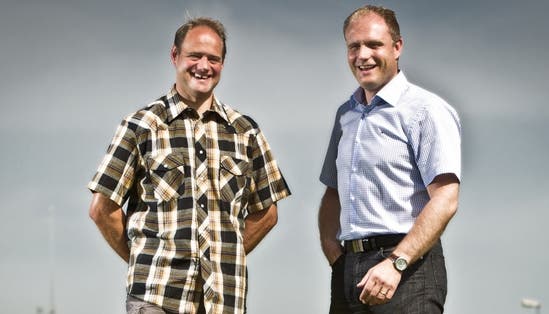 Die Spreitenbacher Grossräte Guido Weber (links) und Josef Bütler auf der Grenze zwischen Landwirtschaft und Shoppingzone.Chris Iseli