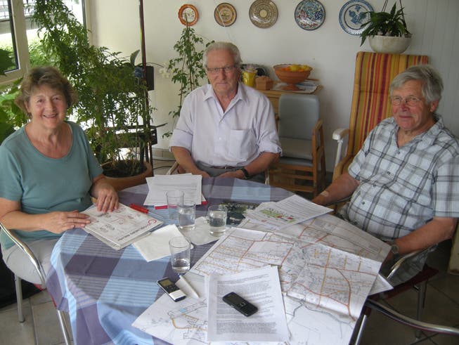 Hans und Helene Bösch sowie Josef Stauss (Mitte) fordern einen anderen Standort für den Turnhallenneubau. Das Land müsste aber erst umgezont werden.
