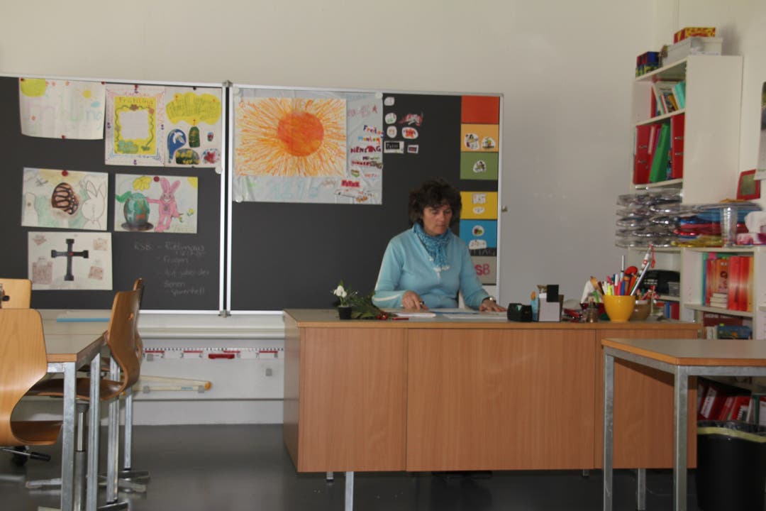  Heilpädagogin Cornelia Pfammatter an ihrem Lehrerpult