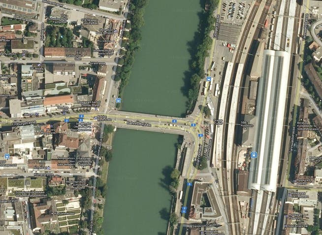 Die Brücke befindet sich direkt beim Bahnhof Olten.