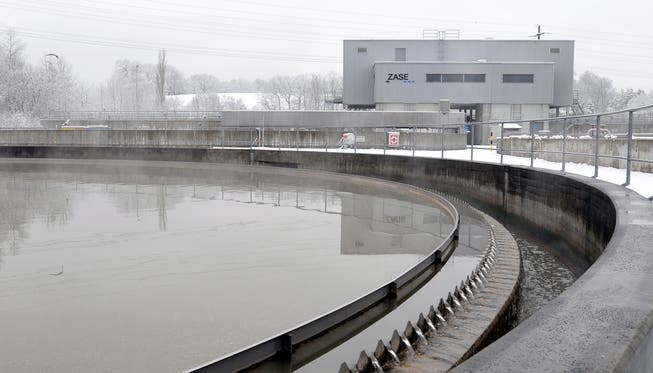 Die ZASE Emmenspitz in Zuchwil ist eine von drei Abwasserreinigungsanlagen im Kanton, die wahrscheinlich eine zusätzliche Reinigungsstufe gegen Mikroverunreinigungen einbauen müssen. mt