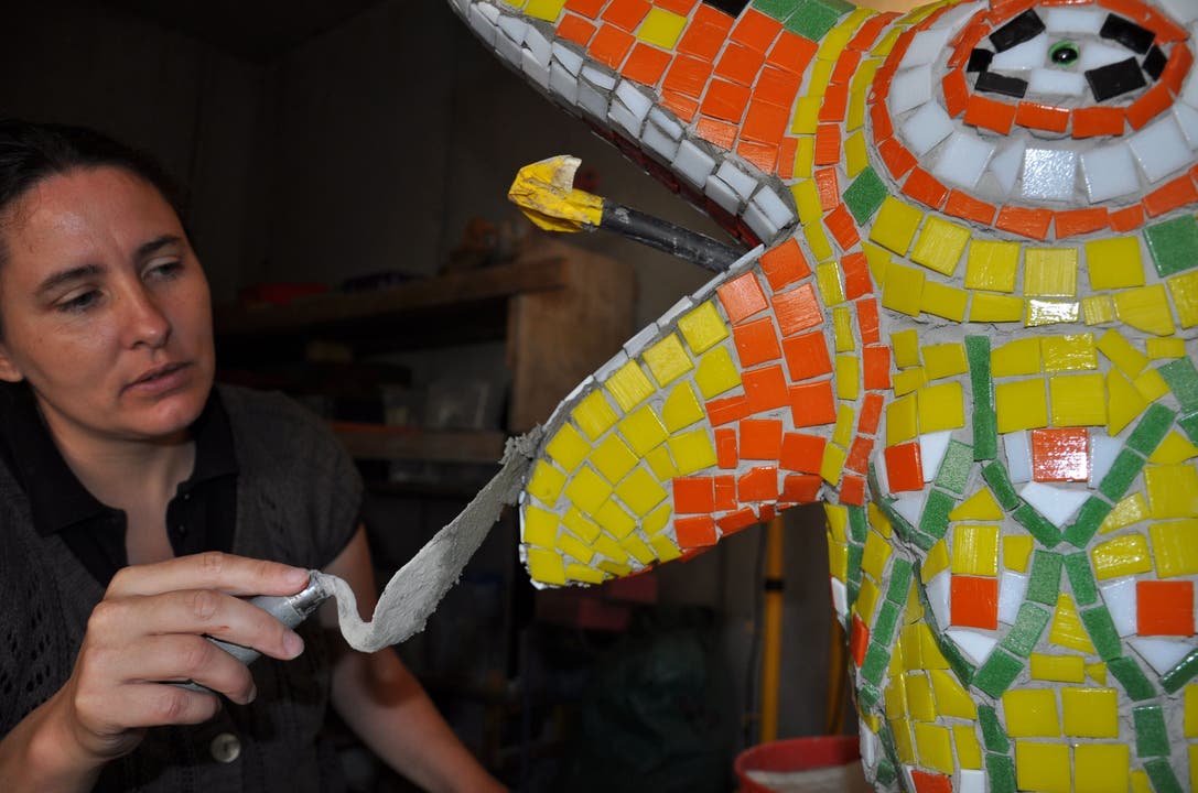 Bruno Webers Tochter Mireille Flütsch arbeitet an einem Kakadu
