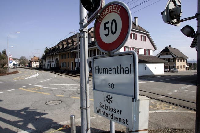 Ein Garagist prallte mit seinem Jaguar beim Bahnübergang Kirchgasse in Flumenthal ins Bipperlisi und flüchtete. Peter Gerber