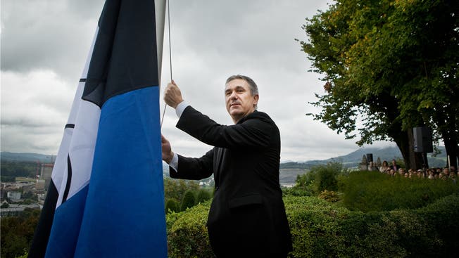 Regierungsrat Alex Hürzeler zog in seiner Funktion als Präsident der Stiftung Schlossdomäne Wildegg die Aargaufahne hoch. Chris Iseli
