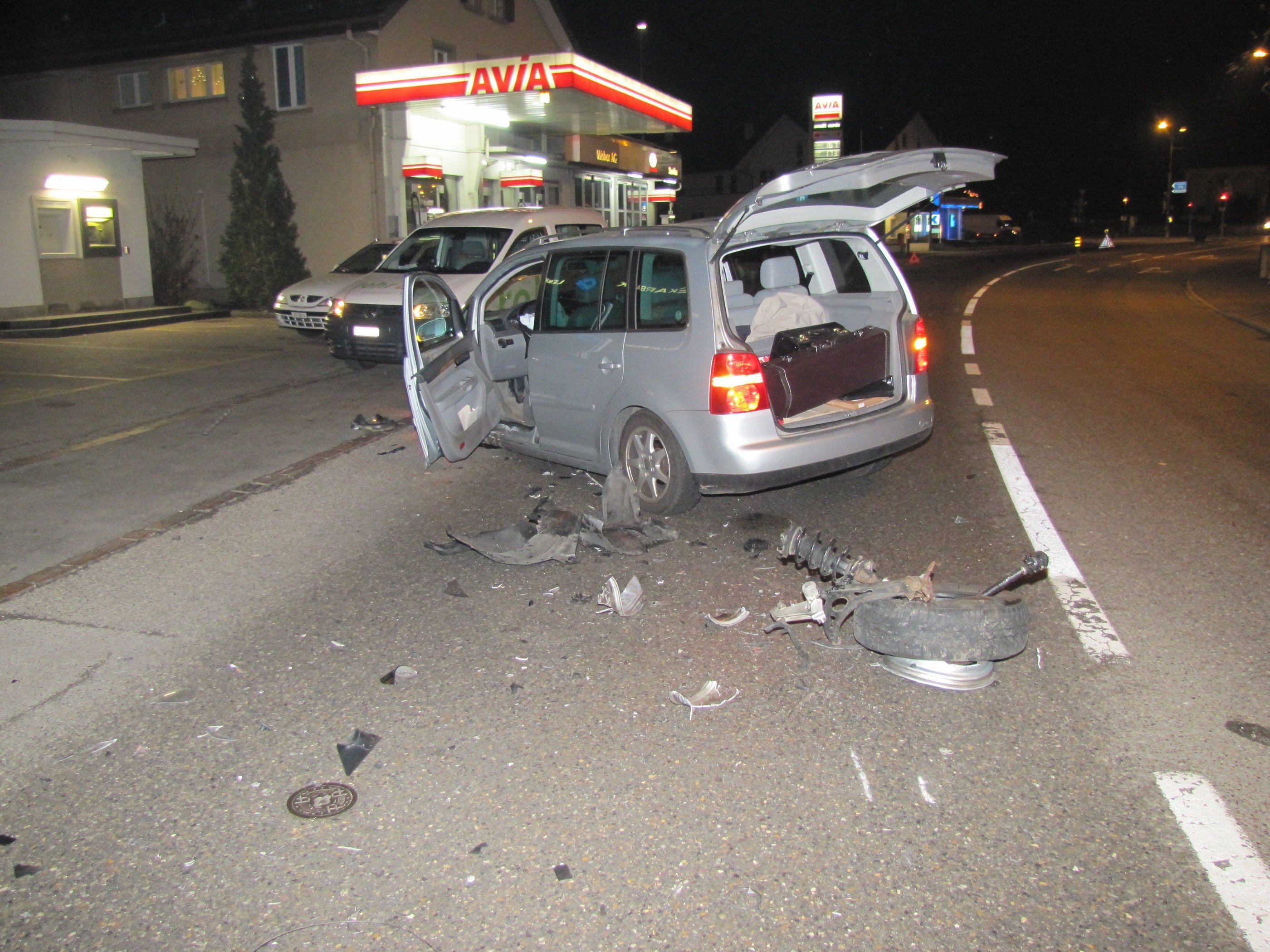 Bildstrecke - Betrunkener Autofahrer Prallt Bei Mellingen In Ein ...