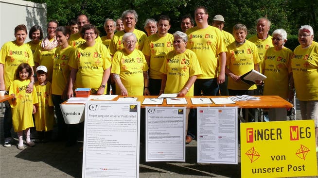 Die Mitglieder des Telli-Quartiervereins sammeln Unterschriften gegen den Postabbau. MAREN SUSAN Meyer