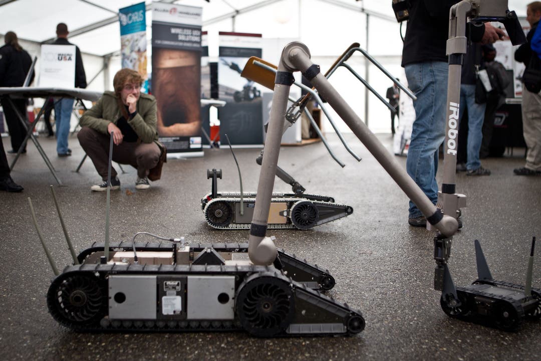 Robotermesse M-ELROB auf dem Waffenplatz in Thun, wo unter Anderem ein ferngesteuertes Fahrzeut (Eagle) gezeigt wurde